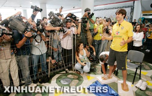Kaká dejó su huella en la Vereda de la Fama del Maracaná2