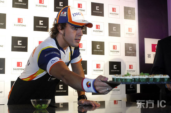 ¿A quién regala Alonso el sushi?2