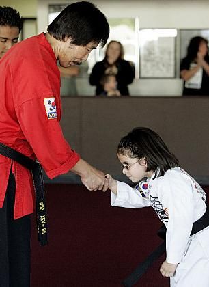 Niña de 7 años de cinturón negro de Karate1