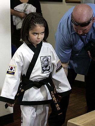 Niña de 7 años de negro Karate _Spanish.China.org.cn
