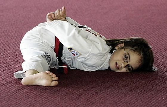 Niña de 7 años de negro Karate _Spanish.China.org.cn