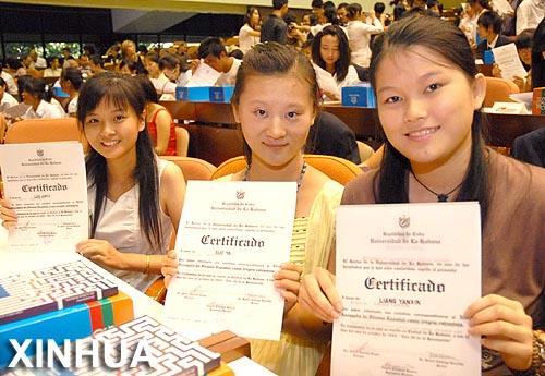 Cuba:estudiantes chinos se graduaron de un curso de lengua española2