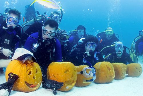 Calabazas talladas bajo el agua para el Halloween1