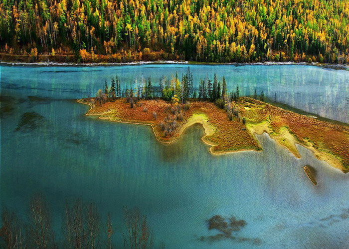 El lago Kanas en otoño 9