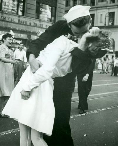 Enfermera en foto de guerra de la Plaza Times se reúne con la Marina 2