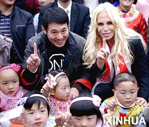 Versace y Jet Li visitan a los niños sobrevivientes del sismo1