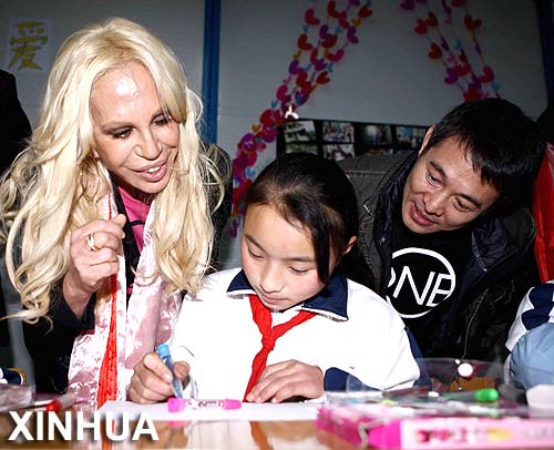 Versace y Jet Li visitan a los niños sobrevivientes del sismo2