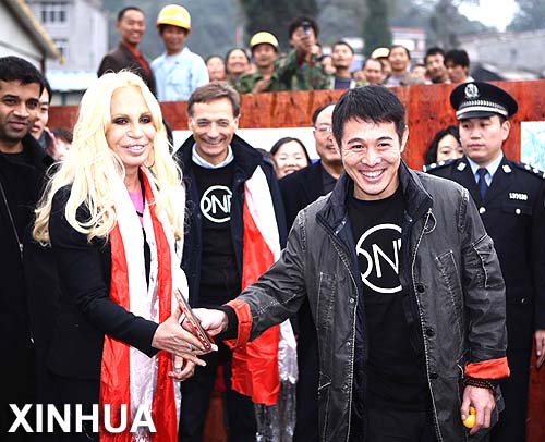 Versace y Jet Li visitan a los niños sobrevivientes del sismo3