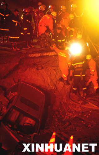 Suman 4 muertos y 17 desaparecidos tras derrumbe en Metro de Hangzhou 11