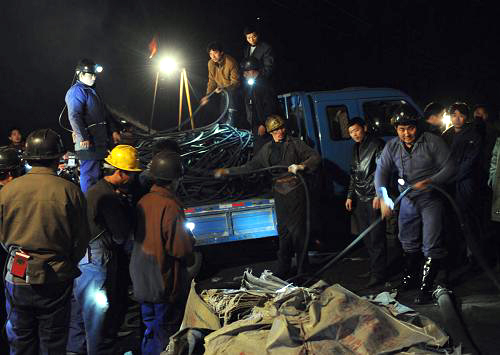Rescatan a 33 de 34 mineros atrapados en provincia de Henan 1