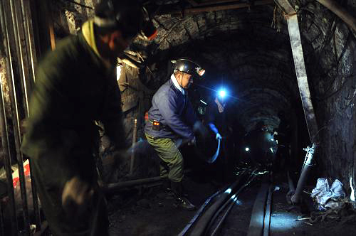 Rescatan a 33 de 34 mineros atrapados en provincia de Henan 2