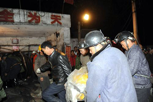 Rescatan a 33 de 34 mineros atrapados en provincia de Henan 4