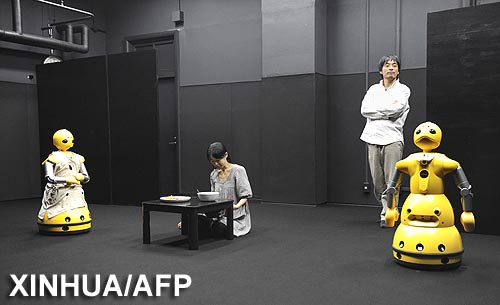 Actores japoneses actúan juntos con robot1