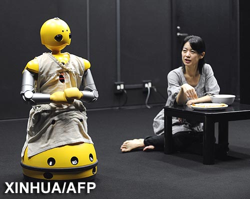 Actores japoneses actúan juntos con robot2