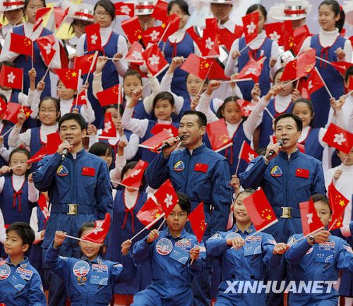Reciben en Hong Kong a astronautas de Shenzhou VII2