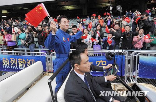 Reciben en Hong Kong a astronautas de Shenzhou VII5