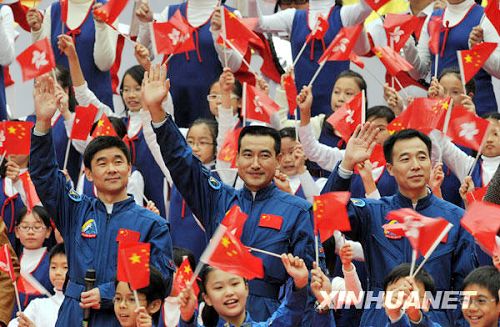 Reciben en Hong Kong a astronautas de Shenzhou VII7