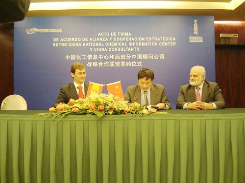 Firman acuerdo Centro Nacional de Información Química de China y China Consultants 1
