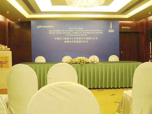 Firman acuerdo Centro Nacional de Información Química de China y China Consultants 2