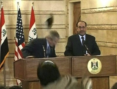 Lanza ‘misíles’ reportero iraquí contra Bush 1
