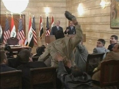Lanza ‘misíles’ reportero iraquí contra Bush 2