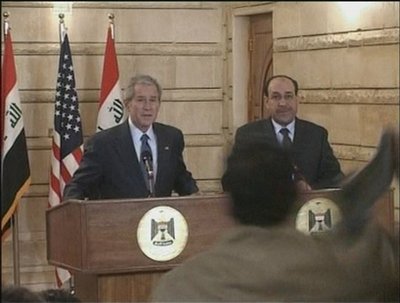 Lanza ‘misíles’ reportero iraquí contra Bush 3
