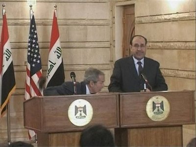Lanza ‘misíles’ reportero iraquí contra Bush 4