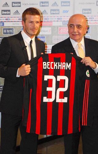 Beckham participa en AC Milan mientras viaja Italia con Victoria1