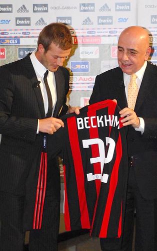 Beckham participa en AC Milan mientras viaja Italia con Victoria2