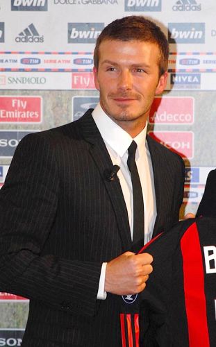 Beckham participa en AC Milan mientras viaja Italia con Victoria3