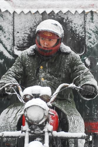 Interrumpen nevadas tráfico en provincia oriental de Shandong 2