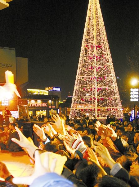 Paisaje nocturna brillante en la víspera de navidad en China 6