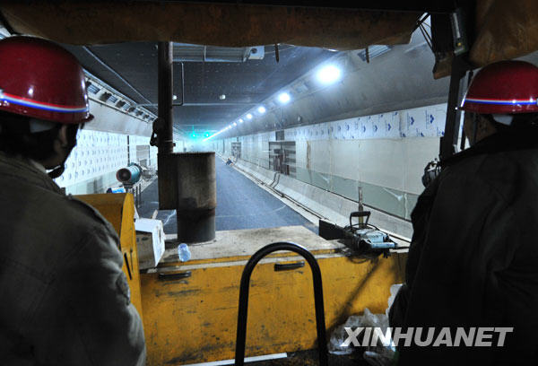 China realizará prueba de primer túnel carretera bajo río Yangtse 3