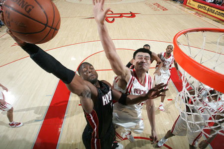 Rendimiento perfecto de Yao impulsa victoria de los Rockets1