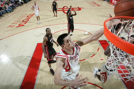 Rendimiento perfecto de Yao impulsa victoria de los Rockets2