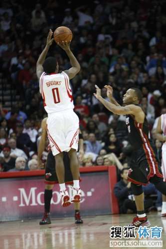 Rendimiento perfecto de Yao impulsa victoria de los Rockets6