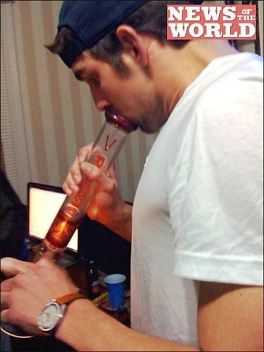 Phelps fue fotografiado inhalando drogas1