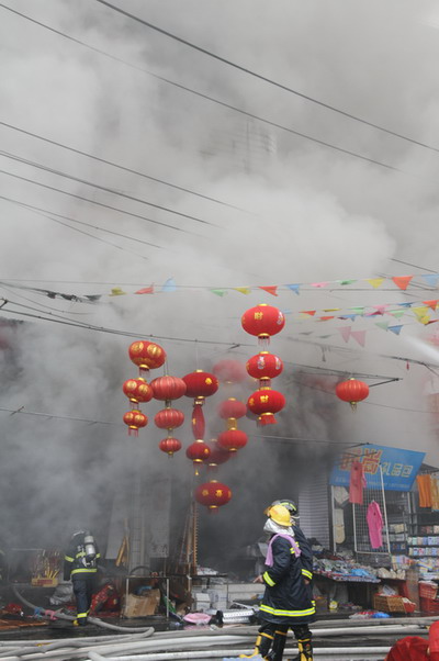 Estalla incendio en mercado de Wuhan 1