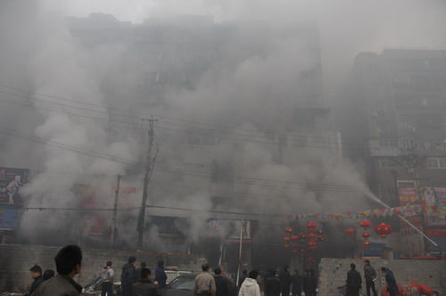 Estalla incendio en mercado de Wuhan 5