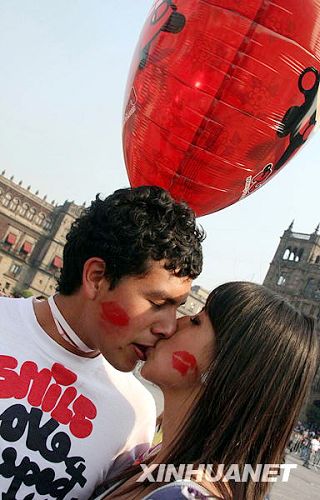 Se dan en México el beso más grande del mundo para celebrar San Valentin1