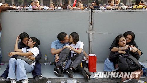 Se dan en México el beso más grande del mundo para celebrar San Valentin2