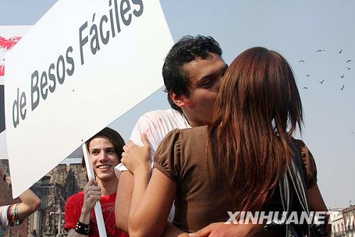 Se dan en México el beso más grande del mundo para celebrar San Valentin5