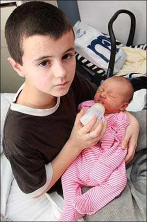 Un niño británico de 13 años tiene un bebé con su novia de 15 años 1
