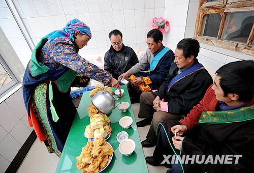 Familias tibetanas dan bienvenida al Año Nuevo Tibetano1