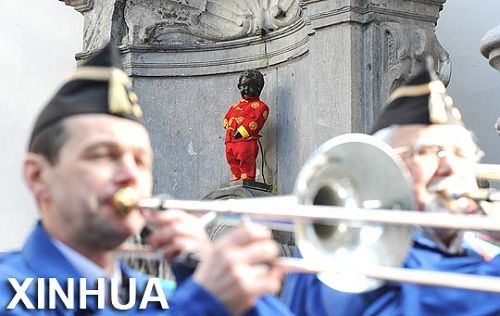 Bruselas: traje tradicional chino se coloca sobre 'Manneken Pis'1