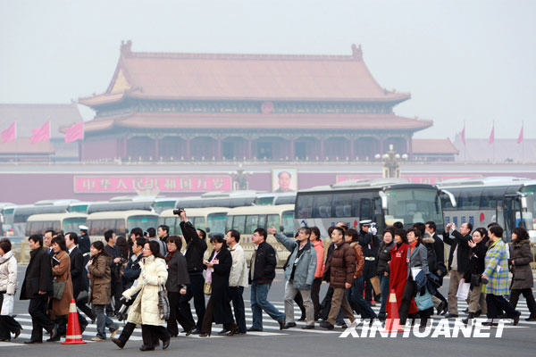 Miembros de la II Sesión del XI CCPPCh en la Plaza de Tian´anmen 2