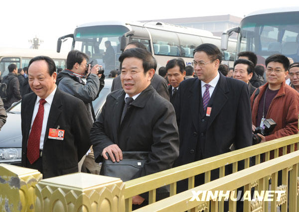 Miembros de la II Sesión del XI CCPPCh en la Plaza de Tian´anmen 3