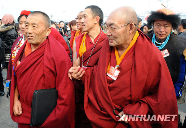 Miembros de la II Sesión del XI CCPPCh en la Plaza de Tian´anmen 5