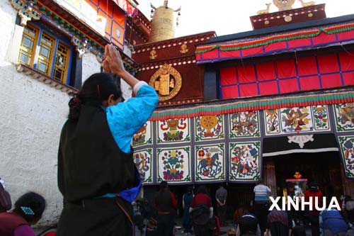 Tibetanos rezan por la paz un año después de disturbios de Lhasa3