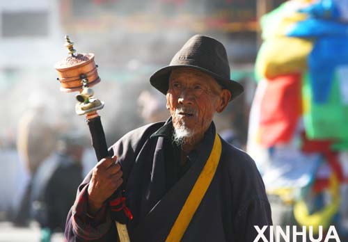 Tibetanos rezan por la paz un año después de disturbios de Lhasa4